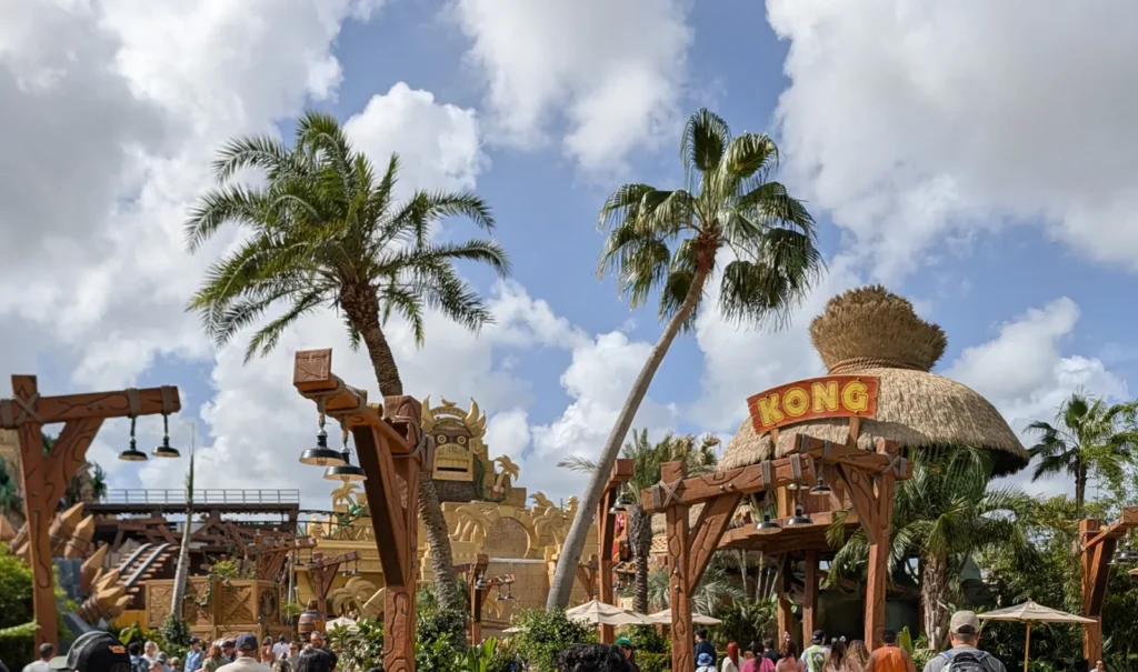 Entrada da área de Skull Island: Reign of Kong no Islands of Adventure, com placa KONG, domo de palha e templo cenográfico. Foto própria, abril de 2026.