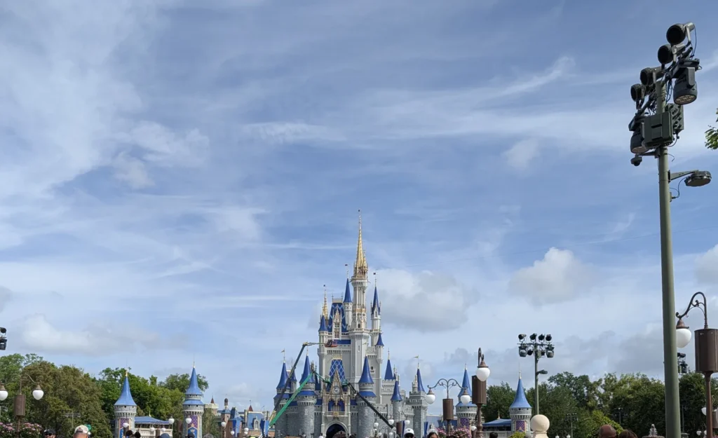 Castelo da Cinderela no Magic Kingdom, Orlando, visto da ponte da Main Street em uma manhã de céu azul. Foto própria, março de 2026.