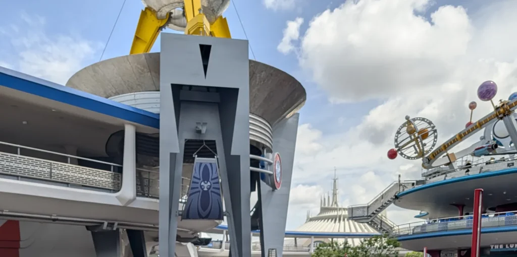 Tomorrowland no Magic Kingdom com o Astro Orbiter e a cúpula branca da Space Mountain ao fundo. Foto própria, março de 2026.