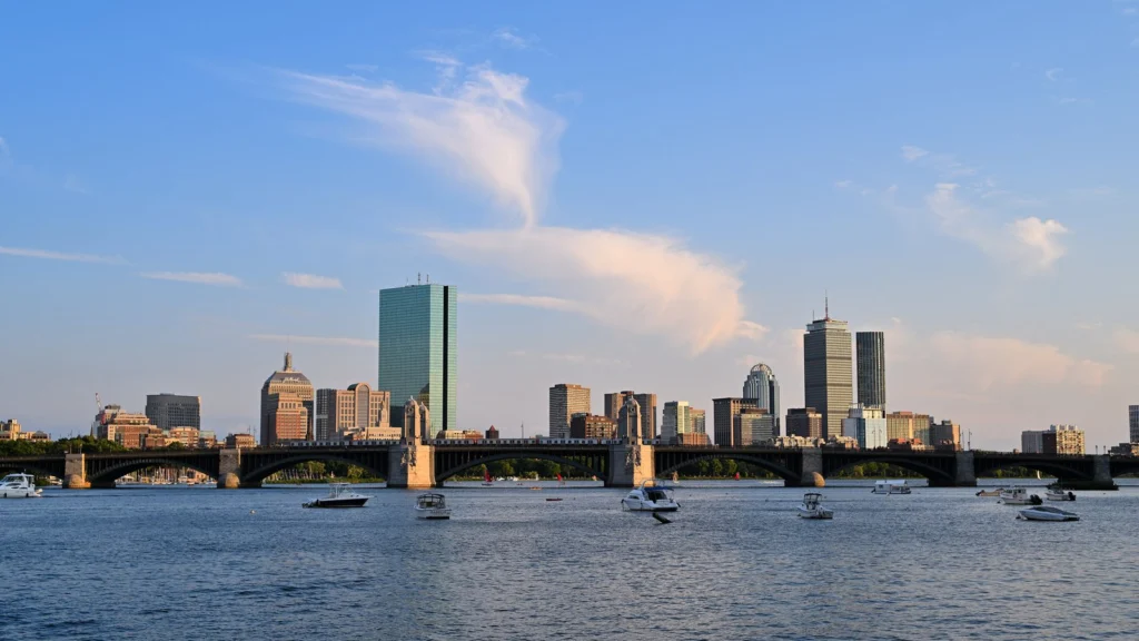 Skyline de Boston visto do rio Charles, com a Longfellow Bridge em primeiro plano