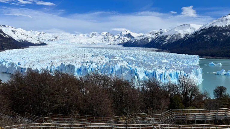 Glaciar Perito Moreno, com a parede de gelo, as montanhas nevadas e a passarela do parque em primeiro plano, em El Calafate, na Argentina