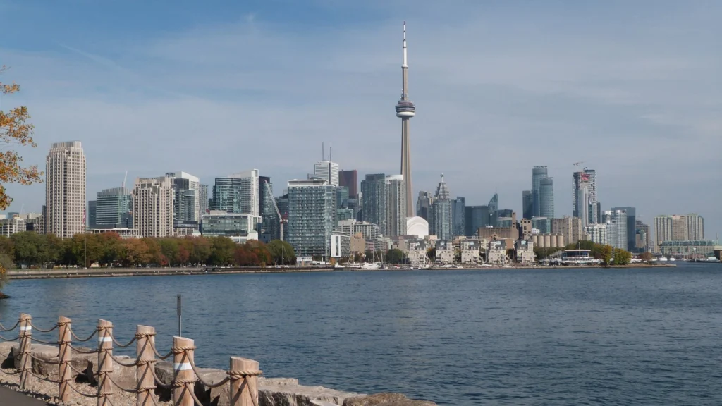 Skyline de Toronto com a CN Tower, vista da margem do lago Ontário