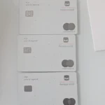 Três cartões Itaú Personnalité The World Legend com chip à esquerda e logotipo Mastercard à direita