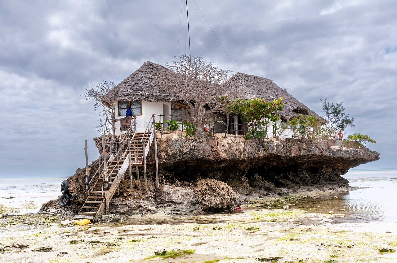The Rock em Michamvi/Pingwe, fotografado em 2024; maré e condições atuais podem ser diferentes.