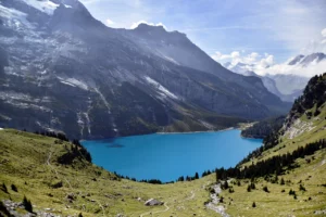 Lago Oeschinensee e montanhas perto de Kandersteg, fotografados sem gelo no lago.