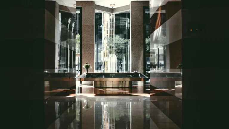 Lobby moderno e elegante de hotel com piso polido e luz natural