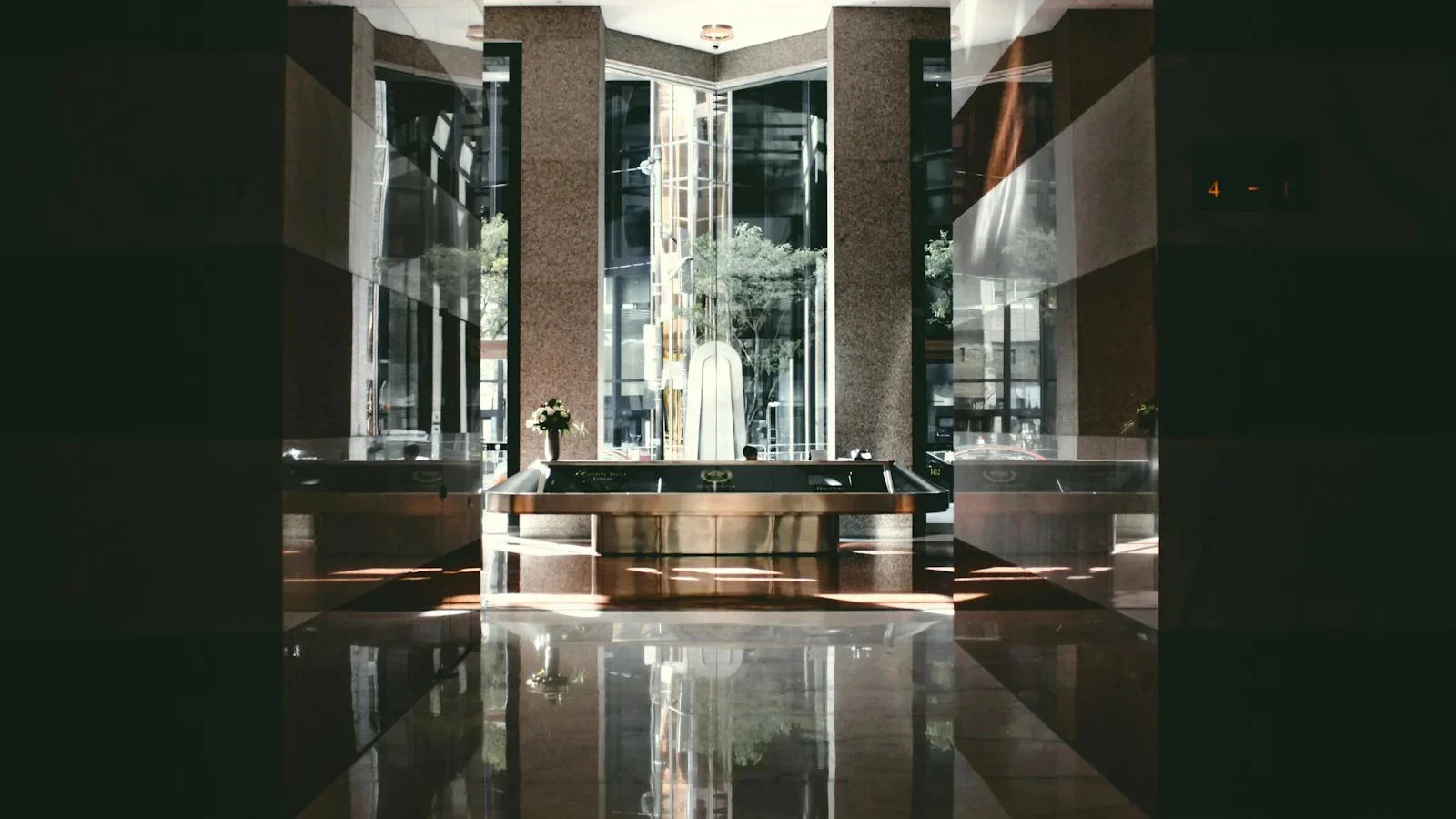 Lobby moderno e elegante de hotel com piso polido e luz natural