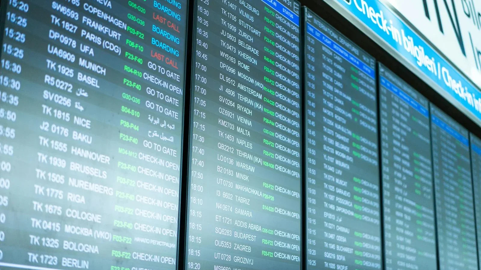 Painel de partidas e horários em um aeroporto